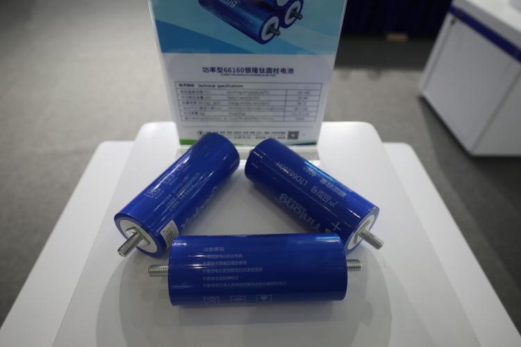 图为银隆自主研发的银隆钛系列电池产品.